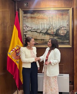 La conselleira do Mar, Marta Villaverde,  y la directora de la Marina Mercante, Ana Núñez