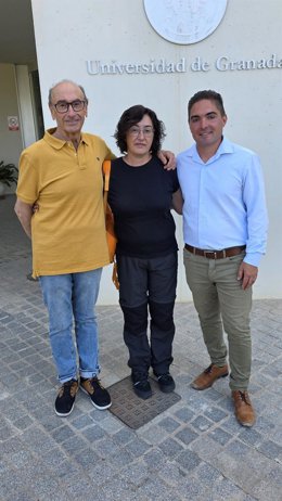 El alcalde, Gabriel Prieto, la arqueóloga Maribel Brenes y Jesús Prieto, posible familiar de una de las víctimas.