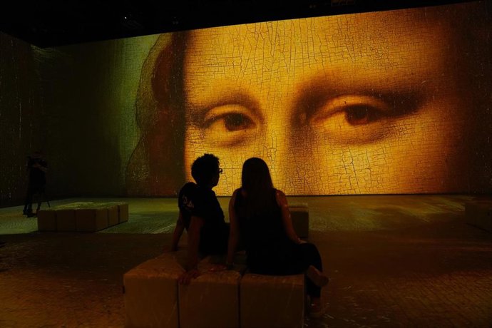 Visitantes del centro IDEAL Barcelona durante la presentación de la exposición inmersiva 'Leonardo versus Michelangelo' , a 16 de septiembre de 2025, en Barcelona