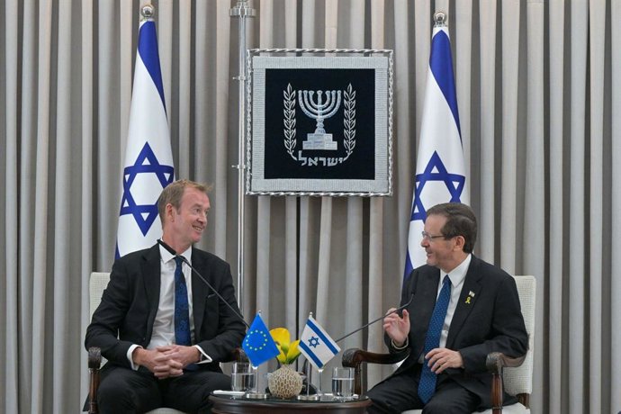 O presidente de Israel, Isaac Herzog, recebe o novo embaixador da UE, Michael Mann