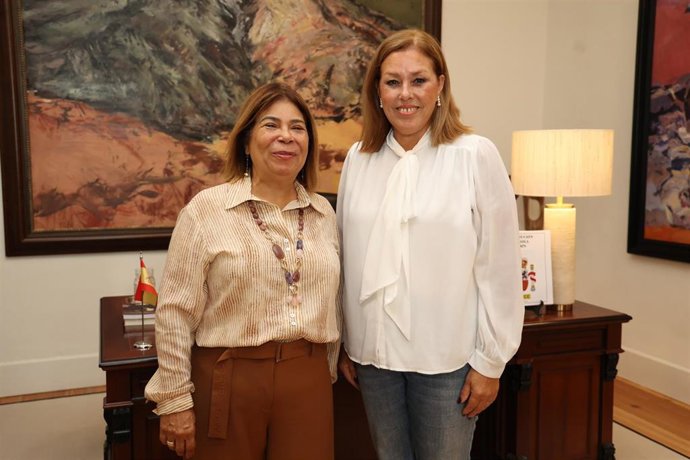 La presidenta del Parlamento de Canarias, Astrid Pérez (d), junto a la presidenta de ASEME