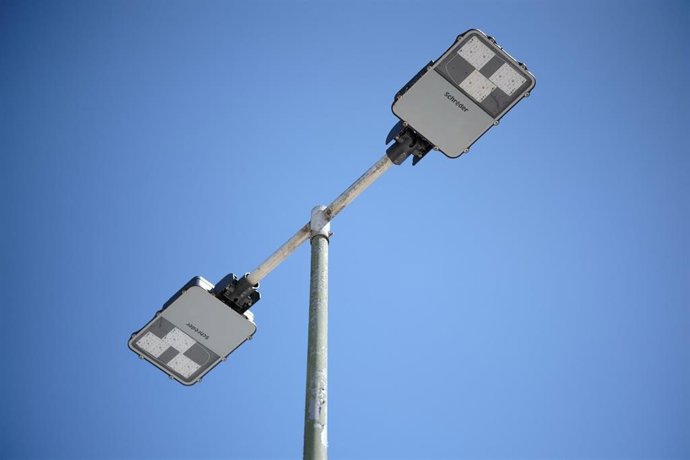 El objeto del servicio es el suministro e instalación (incluyendo la obra civil necesaria) de unidades de alumbrado exterior como farolas y candelabros públicos, proyectores, y demás sistemas de alumbrado público de unidades enteras