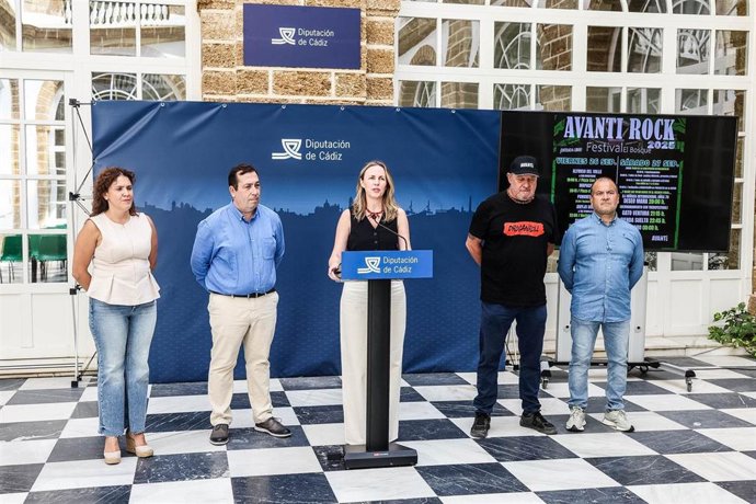 La responsable de Cultura de la Diputación de Cádiz, Vanesa Beltrán, presenta el Avanti Rock Festival de El Bosque