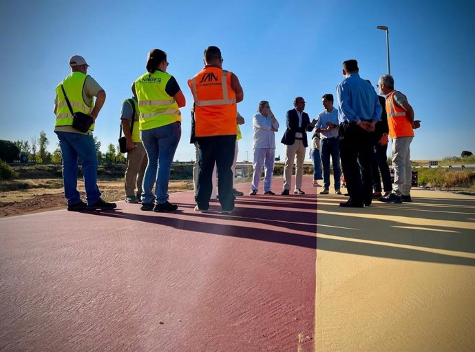 El alcalde de Cáceres, Rafael Mateos, visita el nuevo carril bici que conectará la ciudad con el polígono empresarial Mejostilla