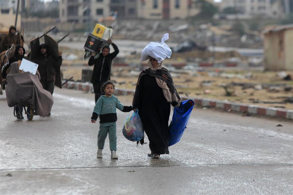 Archivo - Imagen de archivo de una familia evacuando Jan Yunis, en el sur de la Franja de Gaza.