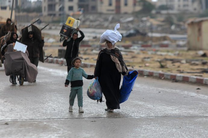 Archivo - Imagen de archivo de una familia evacuando Jan Yunis, en el sur de la Franja de Gaza.