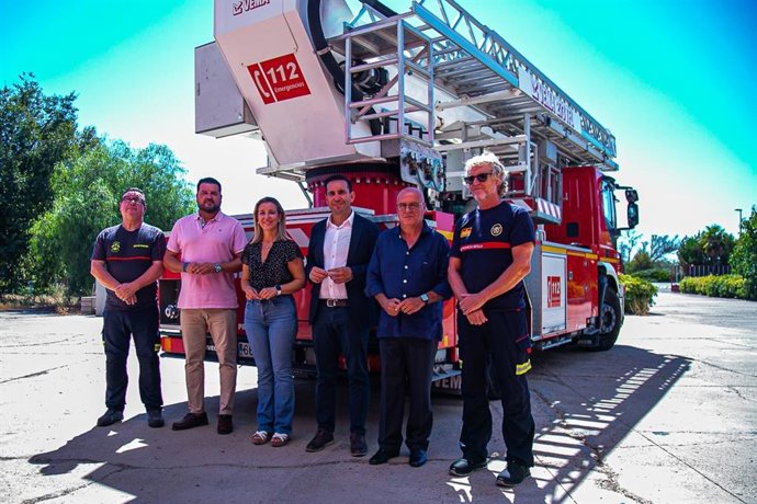 La alcaldesa de Alcalá de Guadaíra entrega el nuevo vehículo auto escala automática a bomberos de la localidad.
