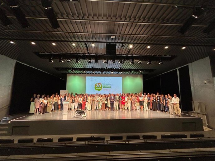 La Confederación Andaluza de Alzheimer y Otras Demencias (Confeafa) ha entregado los reconocimientos que conmemoran sus tres décadas de apoyo a pacientes y familiares, en un acto inaugurado por la consejera de Salud y Consumo, Rocío Hernández.