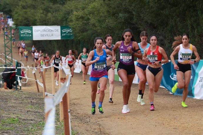 Archivo - Corredoras durante la XLII Cross Internacional de Itálica, en foto de archivo.