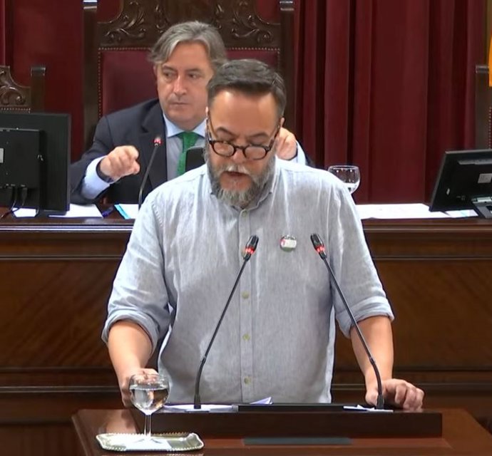 El diputado de Unidas Podemos José María García interviene en el Parlament.