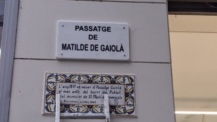 Nova placa del passatge de Matilde de Gaiolà