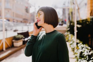 Archivo - Mujer hablando por teléfono.