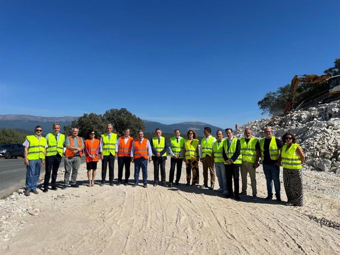 El consejero, junto a otras autoridades en la visita a las obras de la AV-915, en Sotillo de la Adrada.