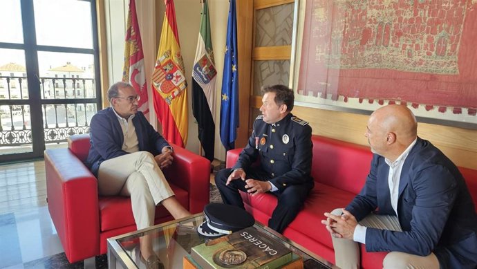 El nuevo inspector de la Policía Local Marcos Urbano Durán junto al alcalde de Cáceres, Rafael Mateos, y el concejal de Seguridad Ciudadana, Pedro Muriel
