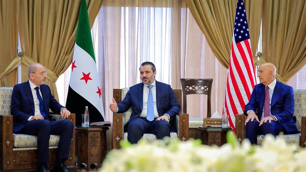 El ministro de Exteriores sirio, Asaad al Shaibani, junto a su homólogo jordano, Ayman Safadi, y el enviado especial de Estados Unidos para Siria, Thomas Barrack, en Damasco