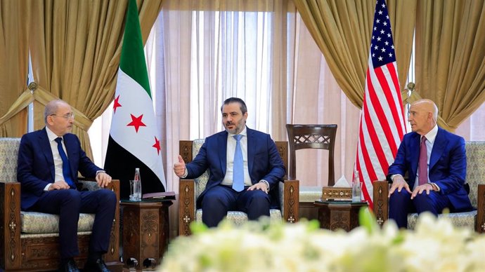 O ministro das Relações Exteriores da Síria, Asaad al Shaibani, com seu colega jordaniano Ayman Safadi e o enviado especial dos EUA para a Síria, Thomas Barrack, em Damasco.