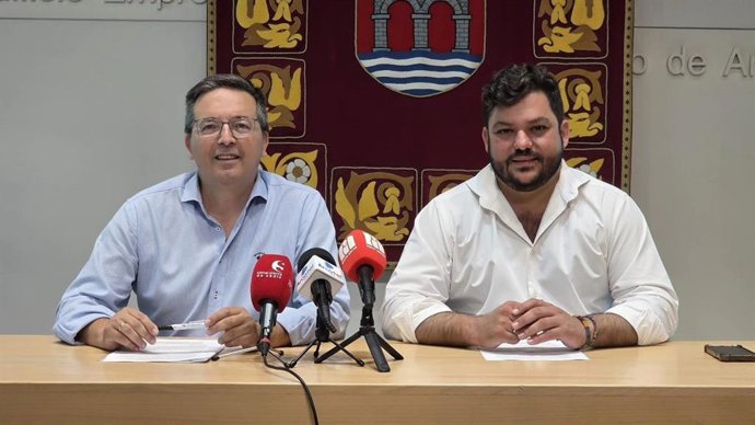 El alcalde de Arcos de la Frontera (Cádiz), Miguel Rodríguez, y el delegado de Urbanismo, Salvador Valle, en rueda de prensa.