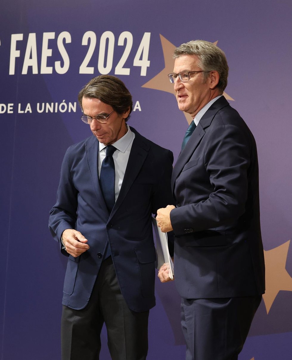 Archivo - El ex presidente del Gobierno, José María Aznar (i) y el presidente del PP, Alberto Núñez Feijóo (d), durante la clausura del campus FAES La renovación de la Unión Europea', en el Hotel Petit Palace Savoy Alfonso XII, a 26 de septiembre de 20