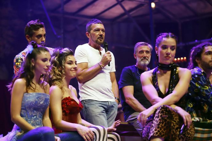 Archivo - El actor y director,  Antonio Banderas (c); el productor, director y director musical, Emilio Aragón (d); junto a parte del elenco, durante la rueda de prensa de la presentación del musical 'Godspell' en el Teatro Soho. A 24 de octubre de 2022 e