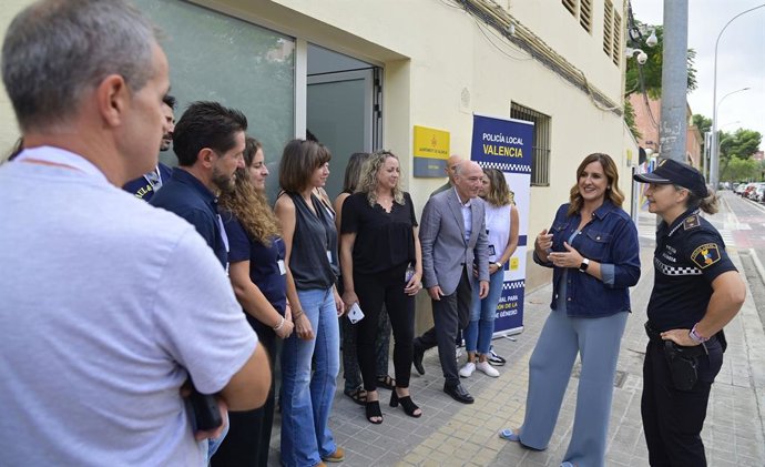 L'alcaldessa de València, María José Catalá, visita les noves instal·lacions del Grup Gamma de la Policia Local.