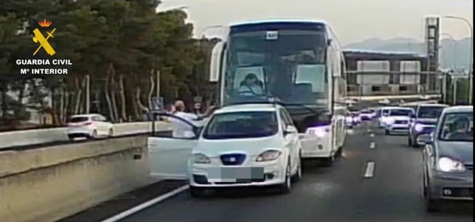 Investigan a un conductor que fue grabado en la Vía de Cintura conduciendo de manera temeraria.