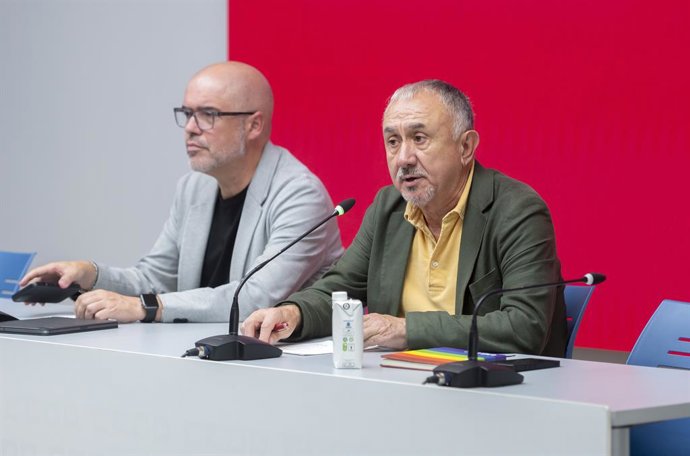 El secretario general de CCOO, Unai Sordo (i) y el secretario general de UGT, Pepe Álvarez (d), durante una rueda de prensa tras una reunión conjunta de las Ejecutivas de ambas organizaciones sindicales, en la sede de CCOO, a 16 de septiembre de 2025, en 