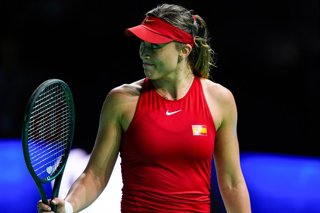 Archivo - Paula Badosa of Spain gesture against Iga Swiatek of Poland during tennis match between Spain and Poland during The Billie Jean King Cup at Martin Carpena Pavilion stadium on November 15, 2024, in Malaga, Spain