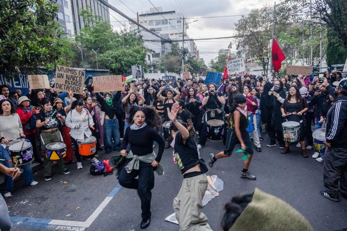 Archivo - Arquivo - 14 de agosto de 2025, Quito, Pichincha, Equador: Manifestantes são vistos se apresentando e tocando tambores do lado de fora do Tribunal Constitucional durante a manifestação. Nas últimas três semanas, desde que o governo de Noboa deci