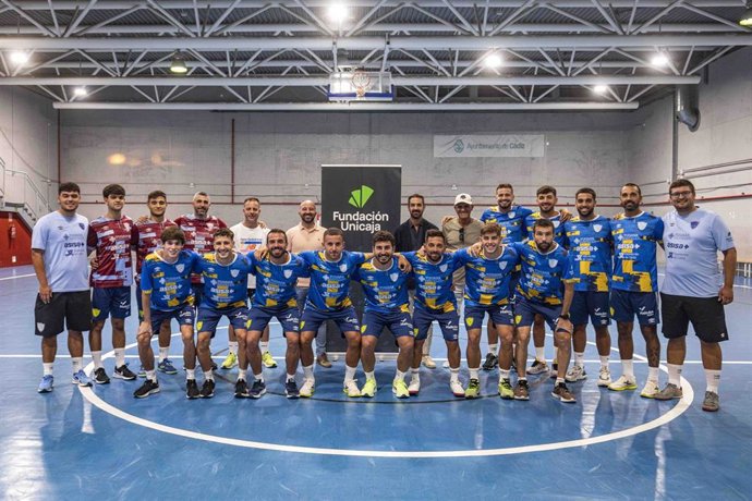 El responsable de Fundación Unicaja en Cádiz, Javier Vela, visita al al Club Deportivo Virgili Cádiz de fútbol sala, que patrocina este año.