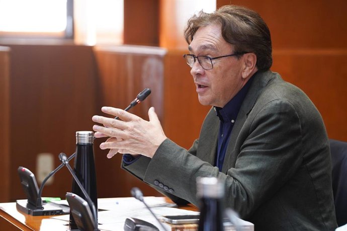 El portavoz de A-TE, Tomás Guitarte, durante su intervención en la Comisión de Fomento, Vivienda, Movilidad y Logística.