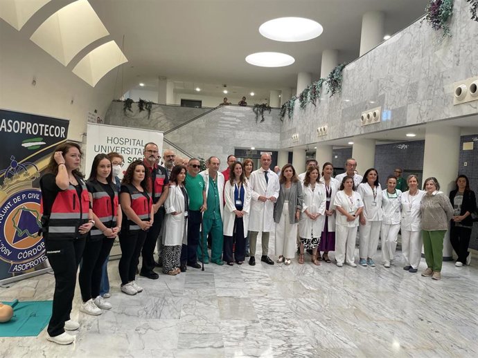 Archivo - Botella (centro), con responsables y cardiólogos del Hospital Reina Sofía, en una actividad con motivo del Día Mundial del Corazón.