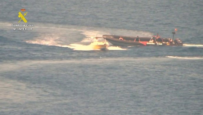Imagen de la Guardia Civil del momento en el que interceptan a una patera en Melilla el 14 de septiembre