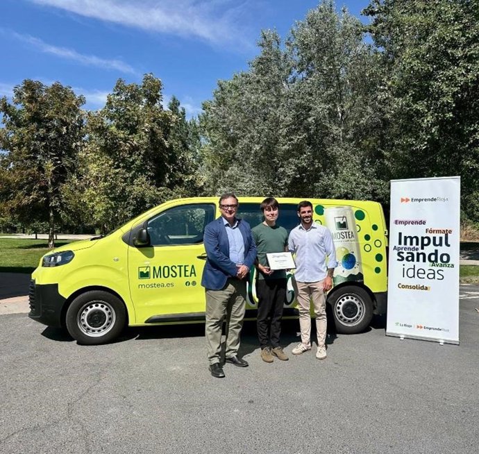 El gerente de la ADER, Luis Pérez Echeguren, distingue con el reconocimiento Emprendedor del Mes al proyecto Mostea