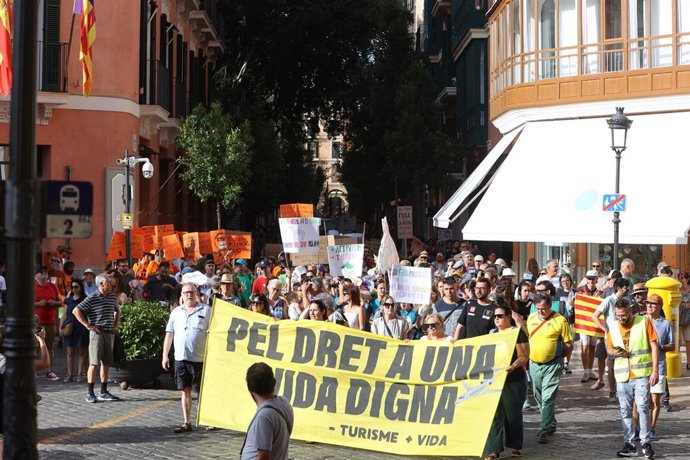 Archivo - Varias personas durante una manifestación por la vivienda.