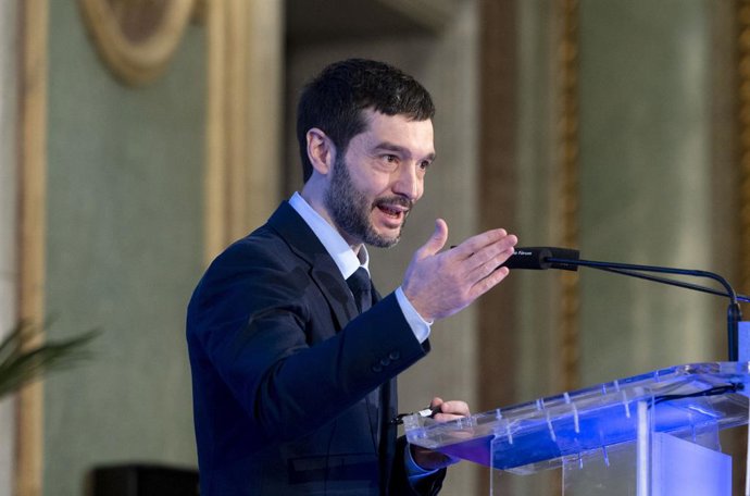 Archivo - El ministro de Derechos Sociales, Consumo y Agenda 2030, Pablo Bustinduy, interviene durante un desayuno informativo de Nueva Economía Fórum, en el Real Casino Gran Círculo, a 4 de marzo de 2024, en Madrid (España). El desayuno ha sido organizad
