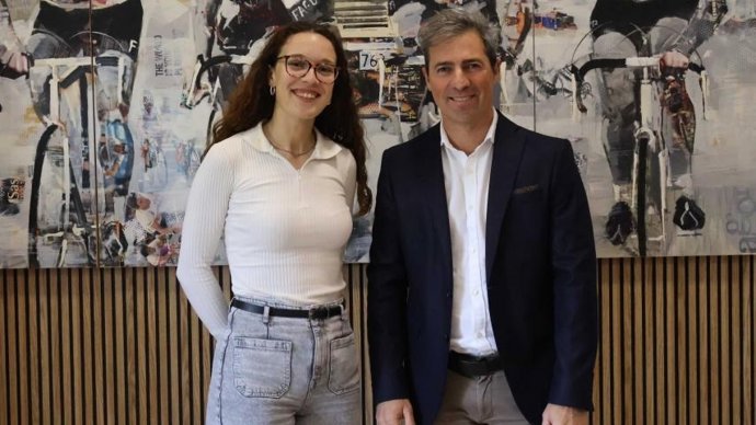 La presidenta de la Asociación de Ciclistas Profesionales (ACP), Isabel Martín, y el presidente de la Real Federación Española de Ciclismo (RFEC), José Vicioso.