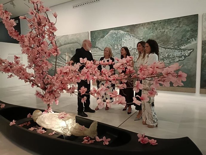 Eugenio Cuttica acompañado desde la izquila presidenta de CajaGranada Fundación, María Elena Martín-Vivaldi, la comisaria de la exposición, Reyes Abad, la coordinadora, Violeta Frank, y la subdirectora de Actividades de la Fundación Cajasol, Gloria Ruiz