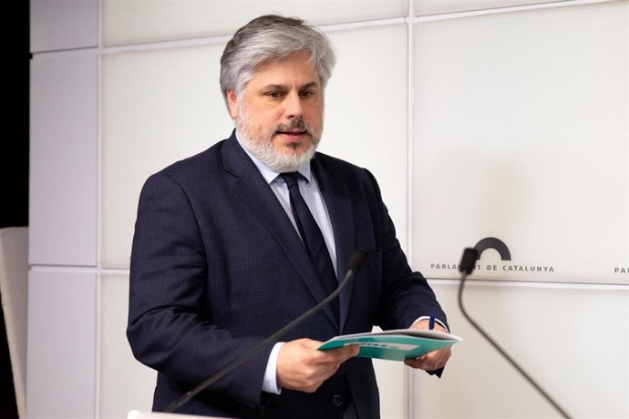 Archivo - El presidente de Junts en el Parlament, Albert Batet, a su llegada a  una rueda de prensa en el Parlament, a 1 de febrero de 2023, en Barcelona, Catalunya (España). Junts per Catalunya ve el retorno del tripartito y un cambio de ciclo en la polí