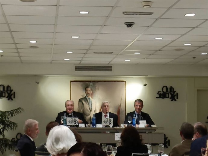 El secretario general de la CEE, Francisco César García Magán en un coloquio organizado por el Club Siglo XXI.