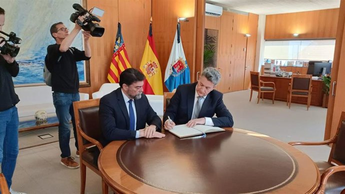 Archivo - El alcalde de Alicante, Luis Barcala (i), y el conseller de Medio Ambiente, Infraestructuras y Territorio, Vicente Martínez Mus (d), en una imagen de archivo