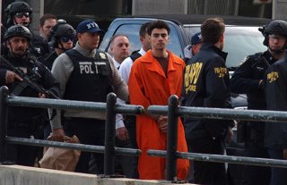 Archivo - December 19, 2024, New York, New York, USA: LUIGI MANGIONE gets escorted from Helicopter by NYPD, FBI to Manhattan Federal Courthouse for arraignment on multiple charges. Mangione, accused of fatally shooting UnitedHealthcare CEO Brian Thompson 