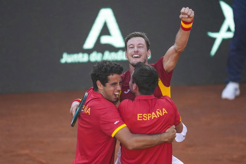Pablo Carreño celebra con Jaume Munar y Pedro Martínez la clasificación para la 'Final a 8' de la Copa Davis 2025