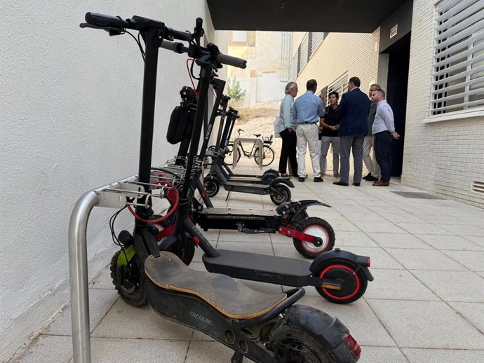 Módulos de aparcamiento seguro instalados en el IES Los Ángeles de Almería.