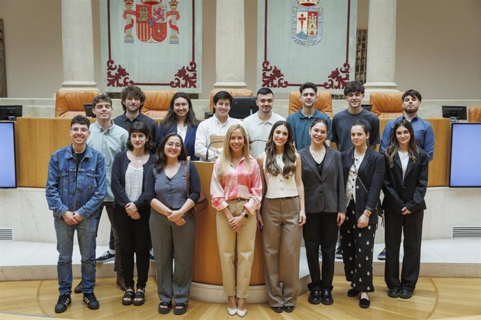 La presidenta del Parlamento recibe a los jóvenes del programa 'También Riojanos'