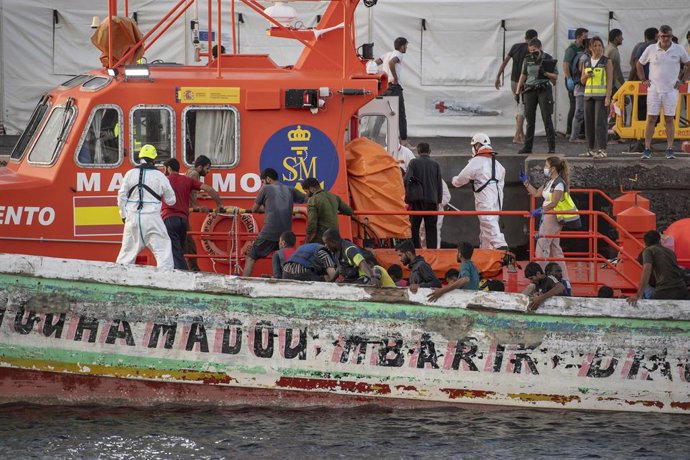 Archivo - Los servicios sanitarios atienden a los migrantes llegados en cayuco al puerto de La Restinga, a 31 de agosto de 2024, en El Hierro, Canarias (España). La Salvamar Adhara ha socorrido en la mañana de hoy a un cayuco que navegaba con 174 migrante
