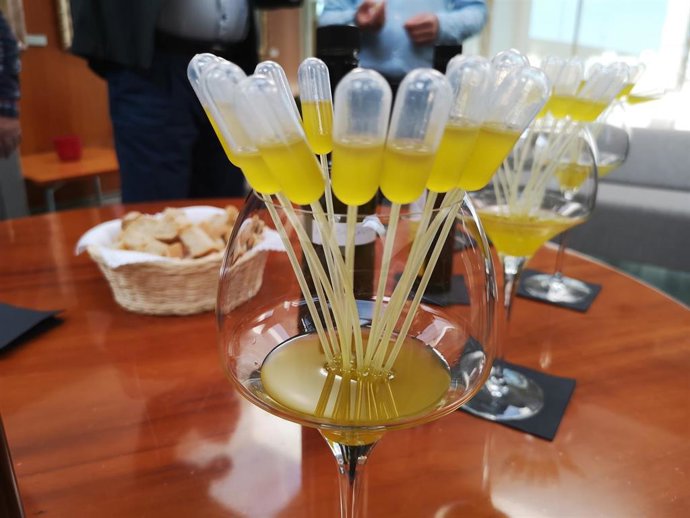 Archivo - Imagen de archivio de unas muestras de aceite de Ibiza