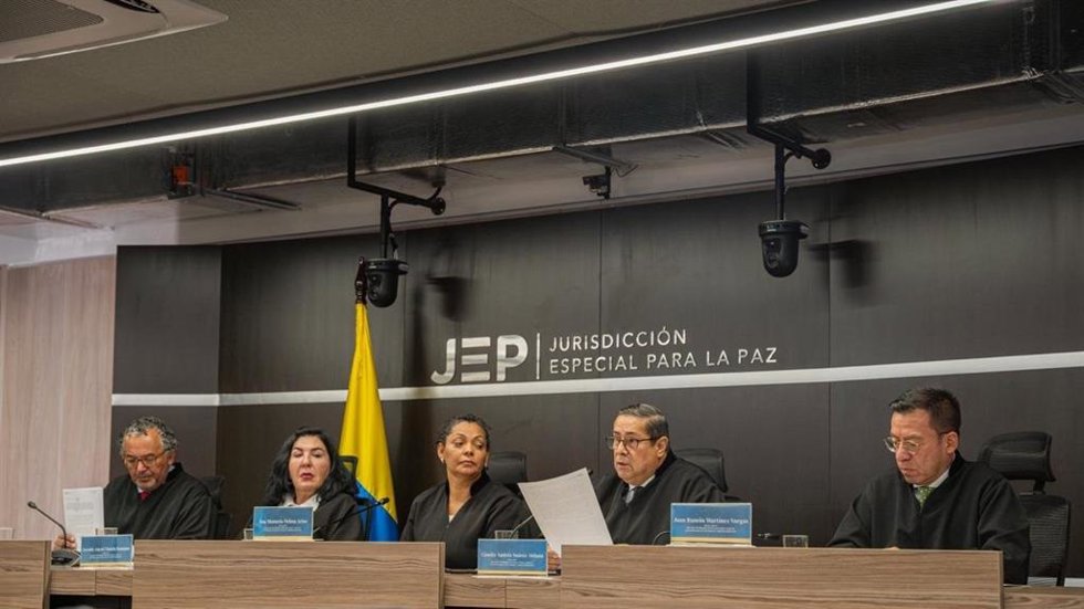 El juez Camilo Suárez Aldana lee la condena a ocho años de penas alternativas contra el último secretariado de las extintas FARC