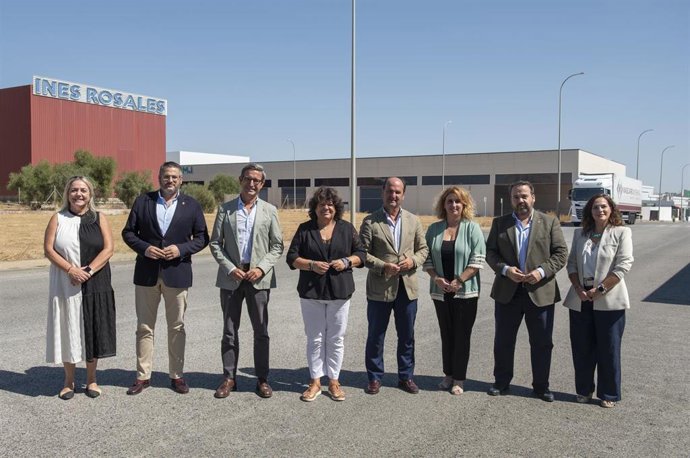 El consejero de Industria y la alcaldesa de Huévar, en la visita al Parque Empresarial Vereda de la Herrería.