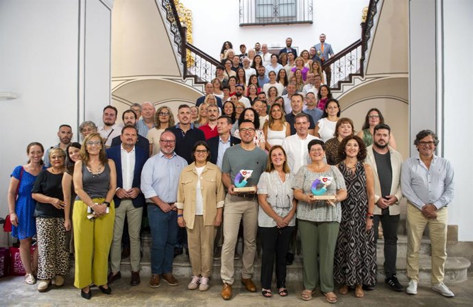La Diputació de València premia la labor dels xicotets comerços en la defensa de l'ús del valencià