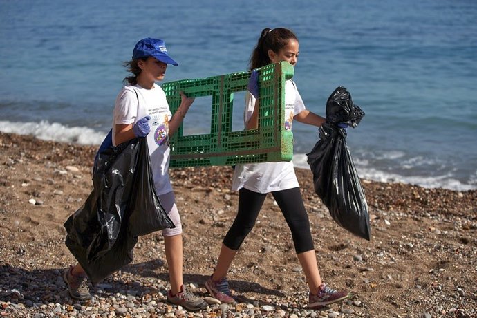 Participantes en la recogida de basuraleza en las playas.